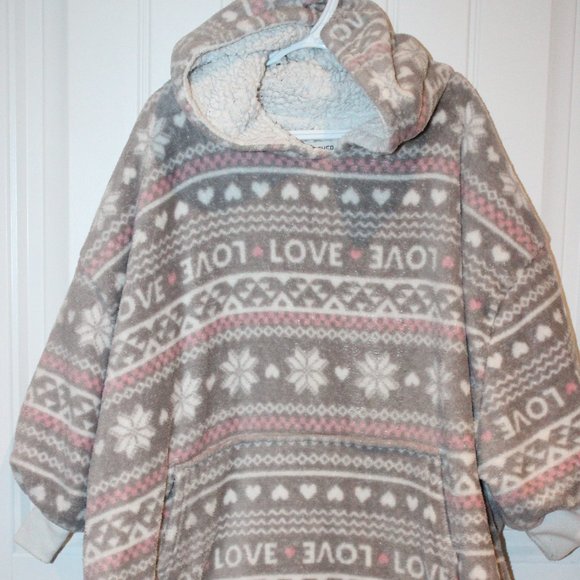 2/$20 🏷 Cabin Fever Blanket Hoodie Size XS/S (adult) fits teen - Picture 2 of 4